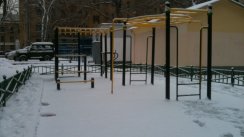 Площадка для воркаута в городе Москва №1982 Маленькая Современная фото